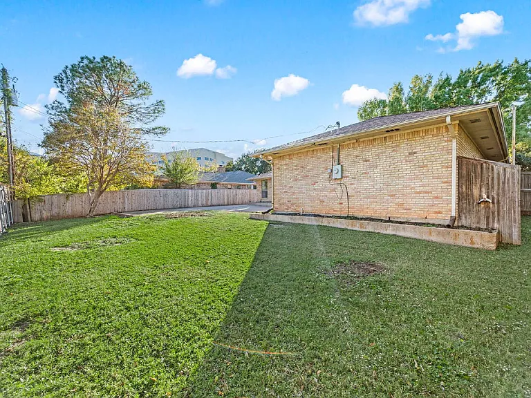 507 Crestview Dr — Photo 28