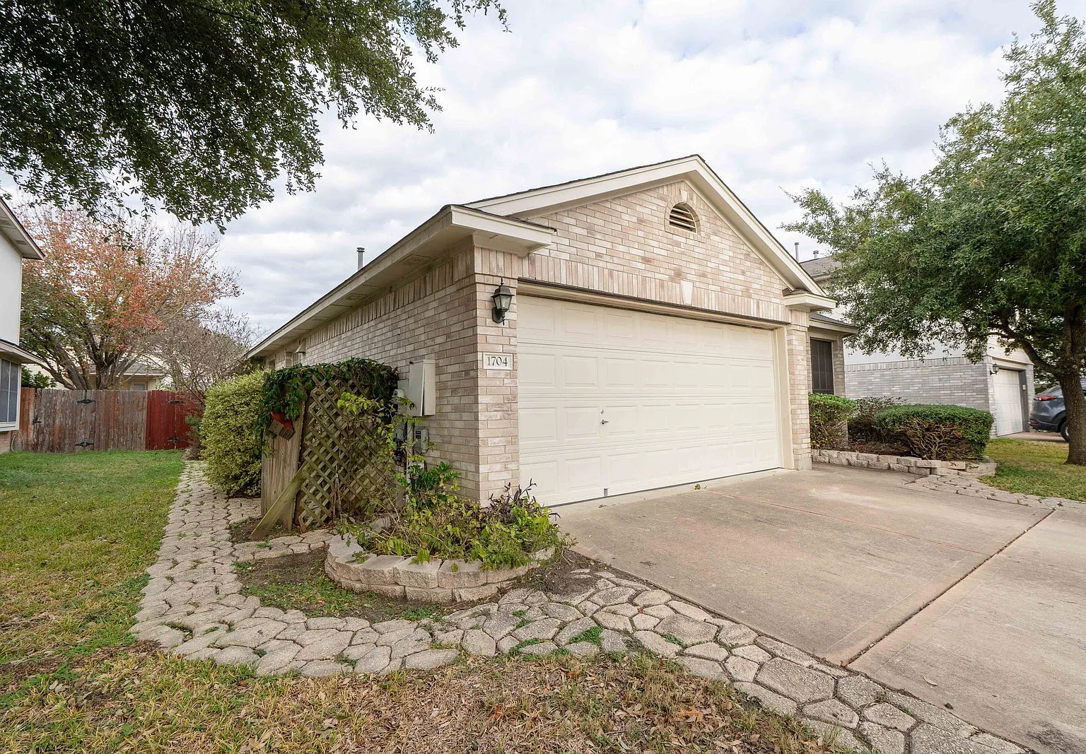 3 bed, 2.0 bath, 1299 sqft, $1,800 — Photo 3