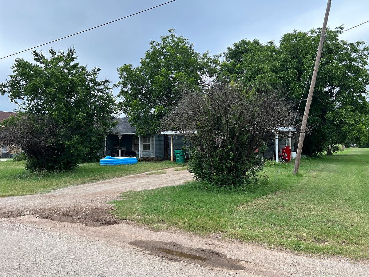 211 W Plum St, Archer City, TX 76351 | Zillow