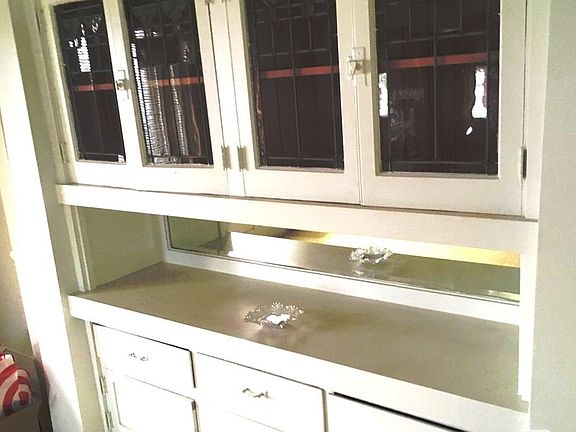 4th image of 710 W 60th St