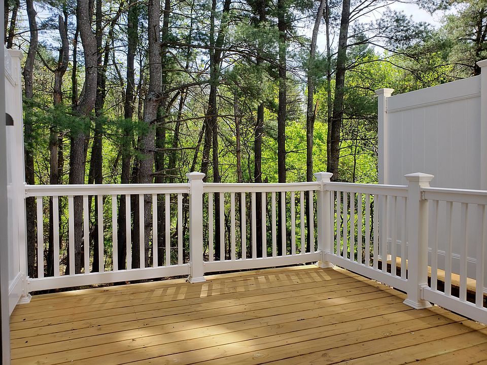 Quiet Private Deck Area Enjoy the Wooded Area and Wildlife