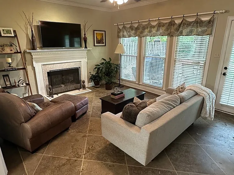 1842 Swynford Ln — Photo 7