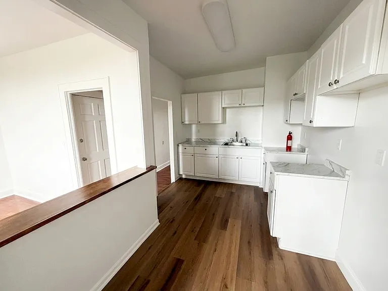 8 Eastman Ter — Photo 5