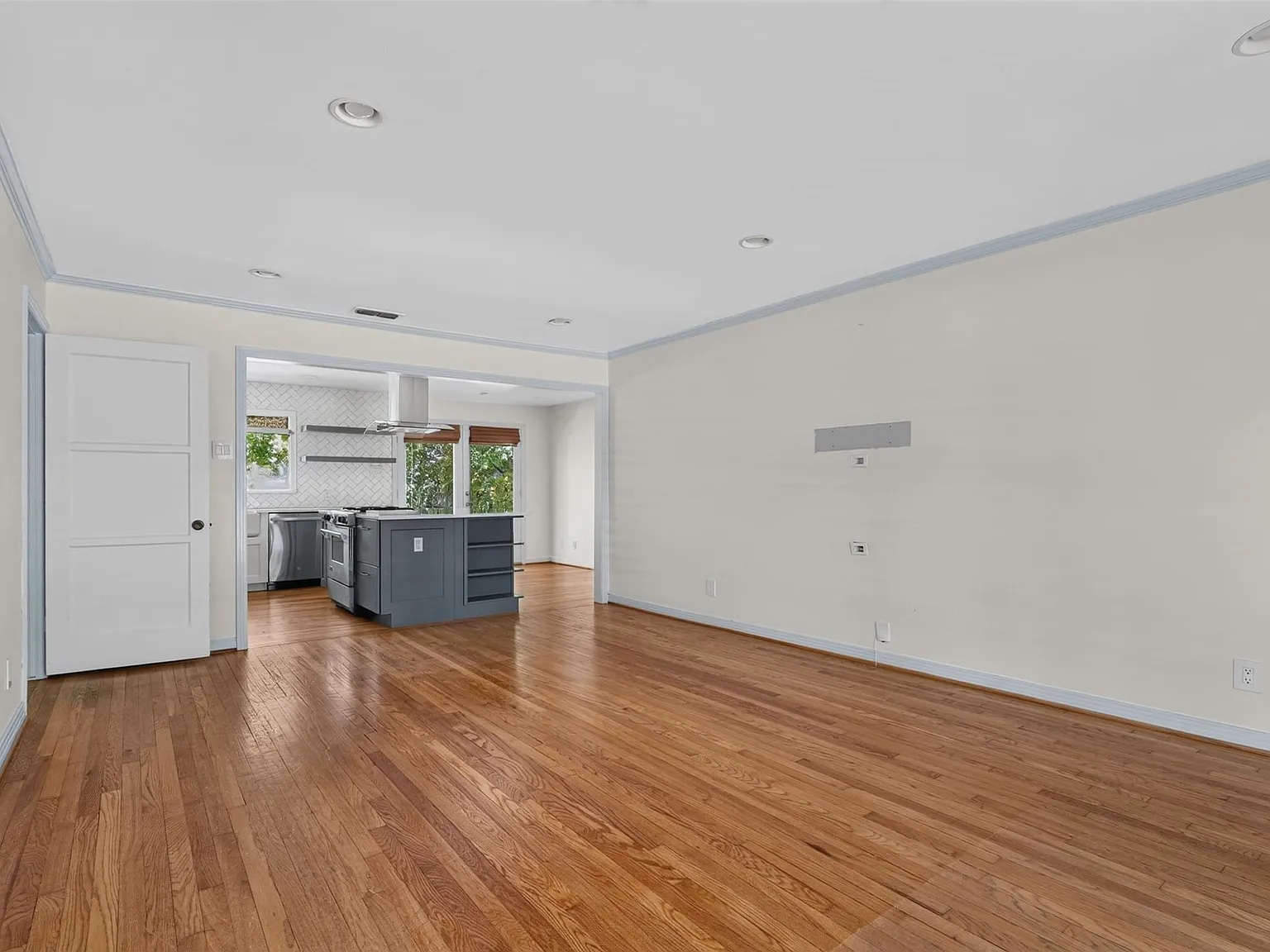 3 bed, 2.0 bath, 1340 sqft, $3,500 — Photo 2