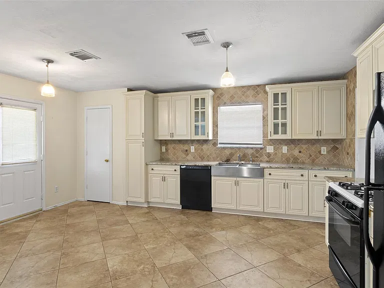 5815 Clerkenwell Dr — Photo 8