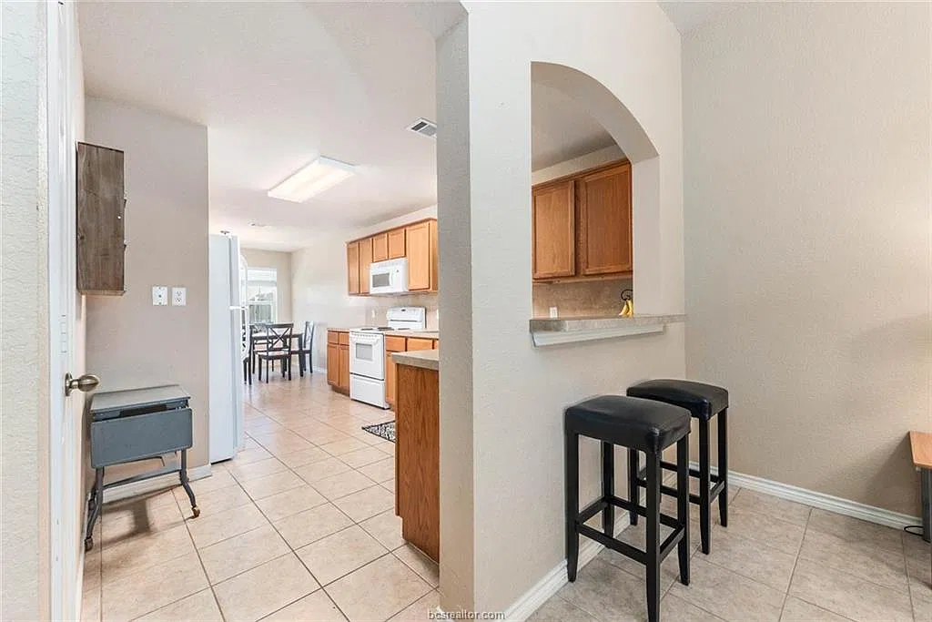 3 bed, 1323 sqft, $2,000 — Photo 4