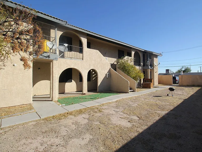 2205 N Jones Blvd — Photo 1