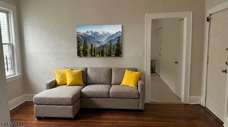 3 bed, 4792 sqft, $1,950 — Photo 2