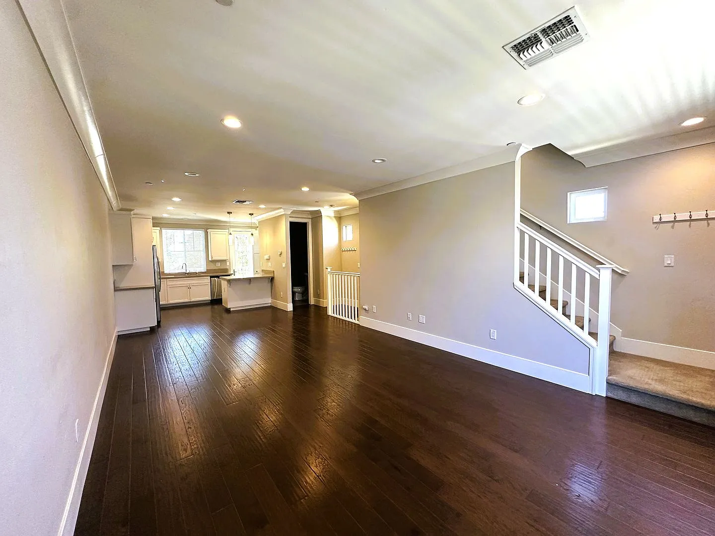 Spacious 4-Bedroom Home with Private In-Law Suite in Sacramento — Photo 4