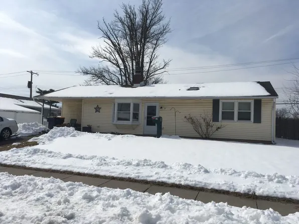 27 Lakeside Dr, Levittown, PA 19054