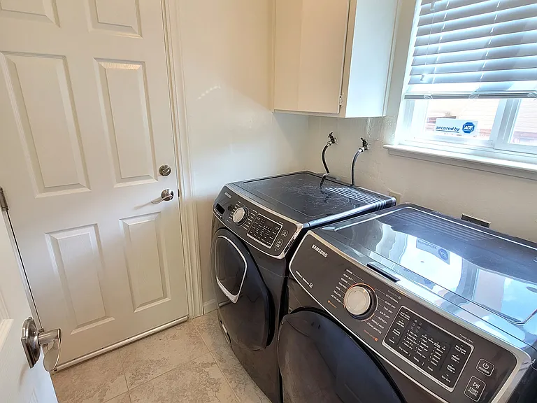 1093 Jamaica St — Photo 16