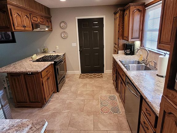 4th image of 111 Sherwood Forest Dr
