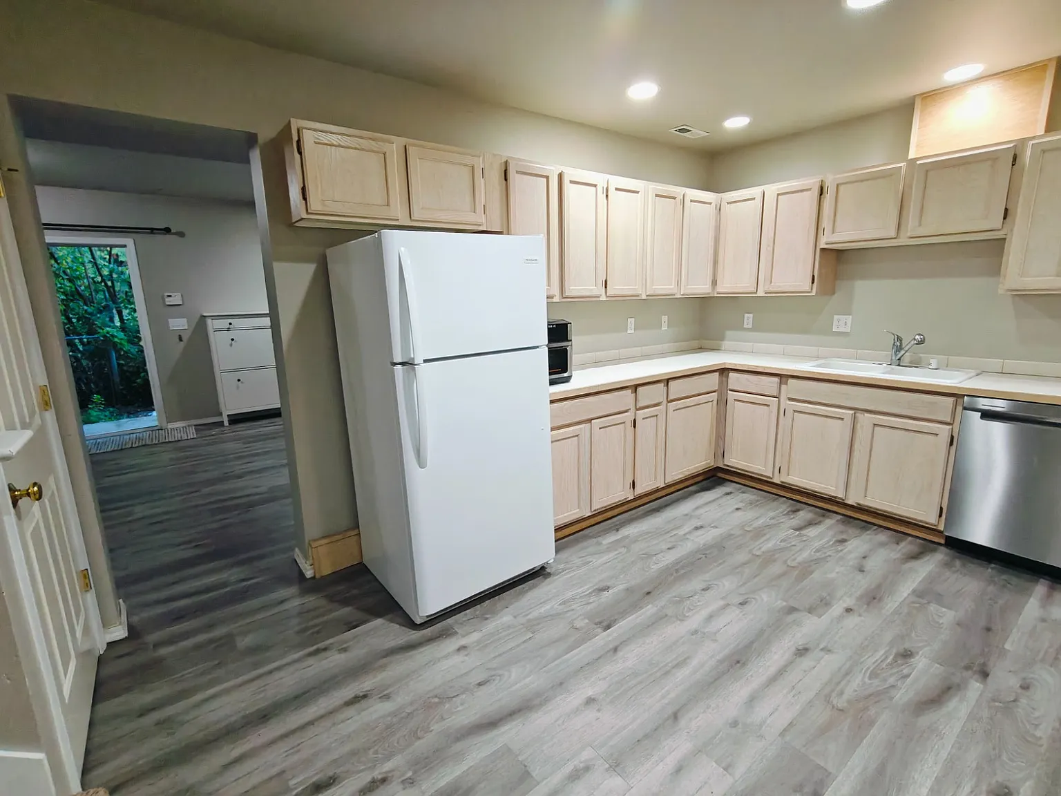1 bed, 1600 sqft, $1,700 — Photo 2