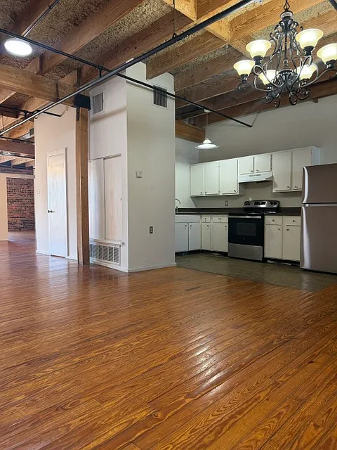 1 bed, 1650 sqft, $1,960 — Photo 2