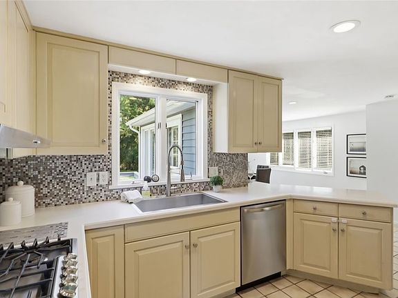 4th image of 224 Warren Ave