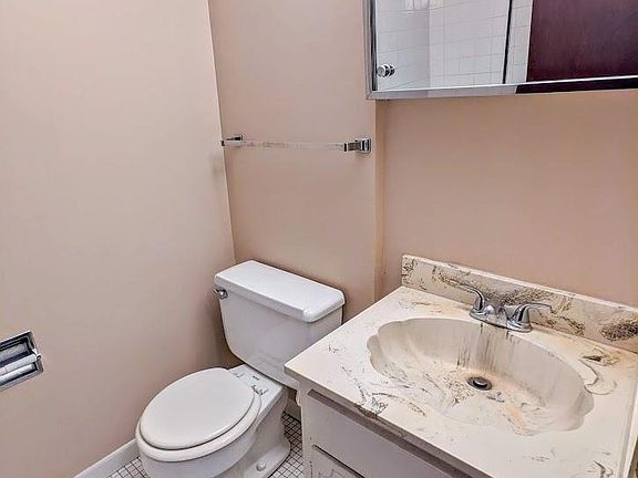 4th image of 6917 Military Ave #7