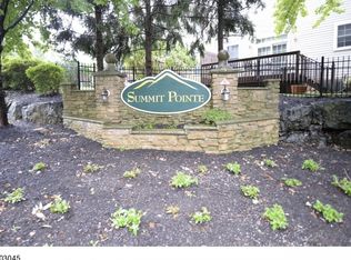 4 Crest Ct, North Haledon, NJ 07508