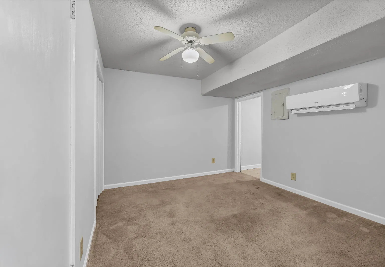 1 bed, 1.0 bath, $695 — Photo 2