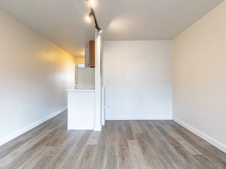 Westernaire Apartments — Photo 7
