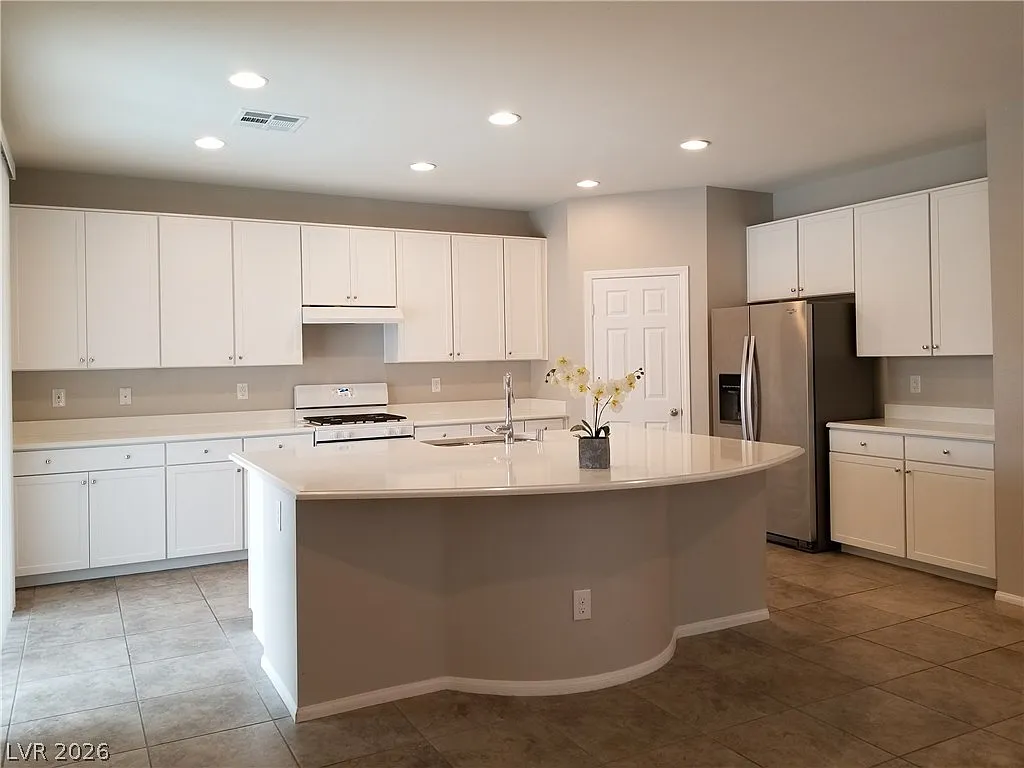 5 bed, 3.5 bath, 3057 sqft, $3,580 — Photo 3
