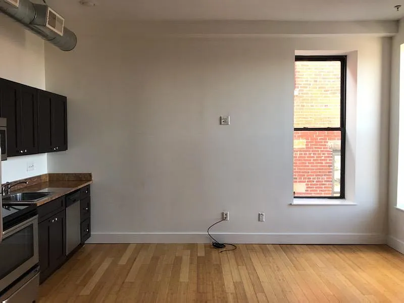 Building Photo - 2733 Woodburn Ave #302