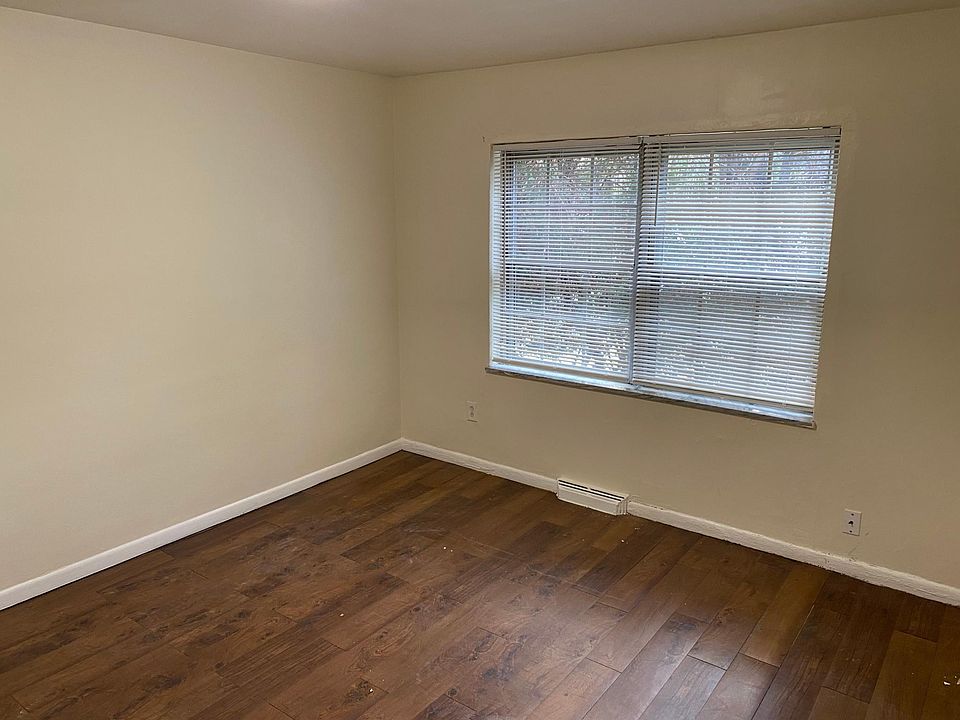 Bedroom with walk-in Closet