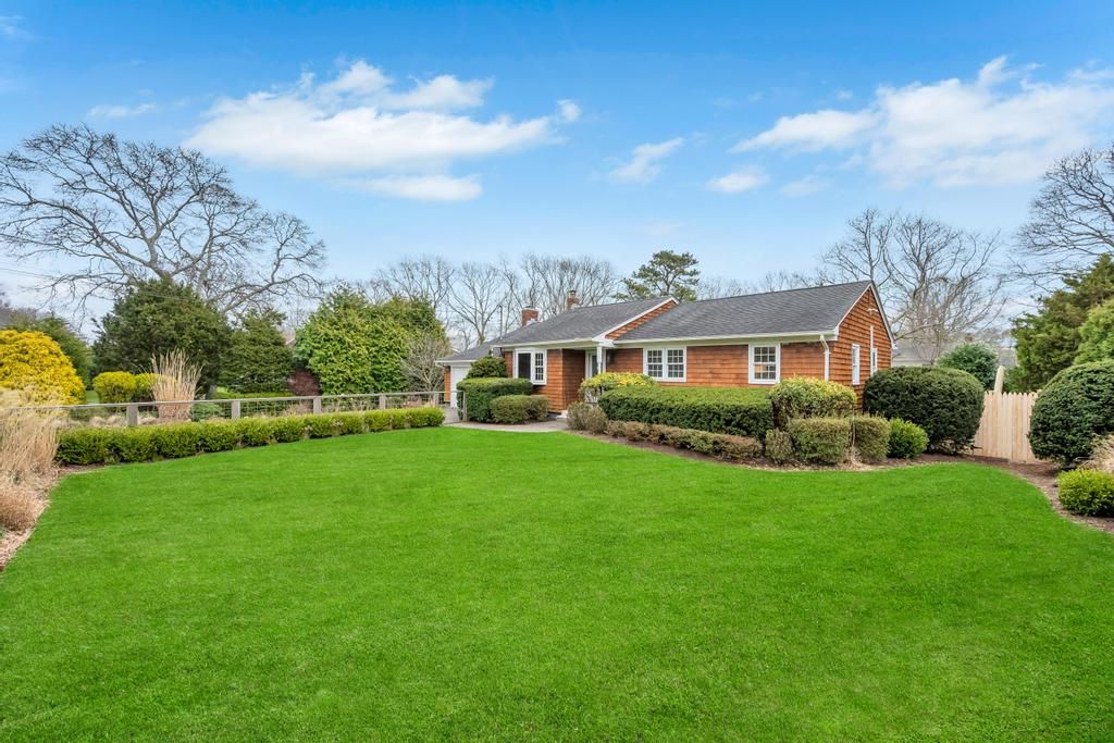  Fenced in front yard. Great for outdoor entertainment, pets, etc.