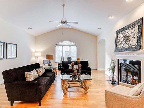 3rd image of 8 Annalisa Dr
