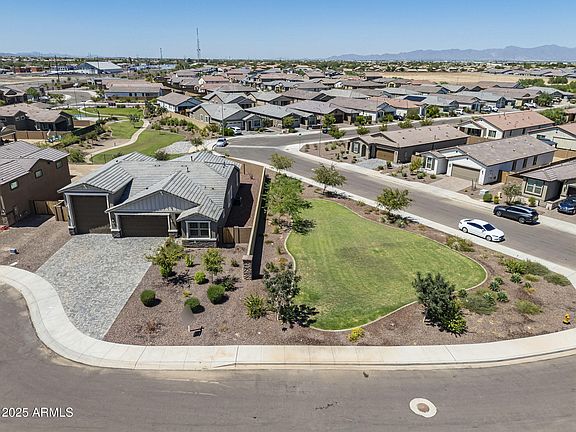5th image of 914 S 108TH Avenue