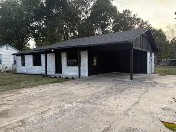 606 S Vine St, Stuttgart, AR 72160