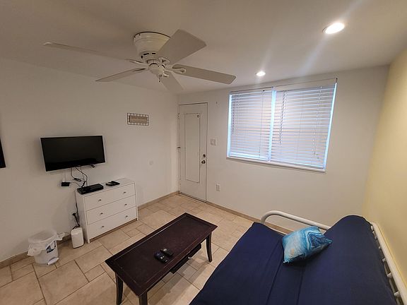 3rd image of 9609 Ventnor Ave APT B3