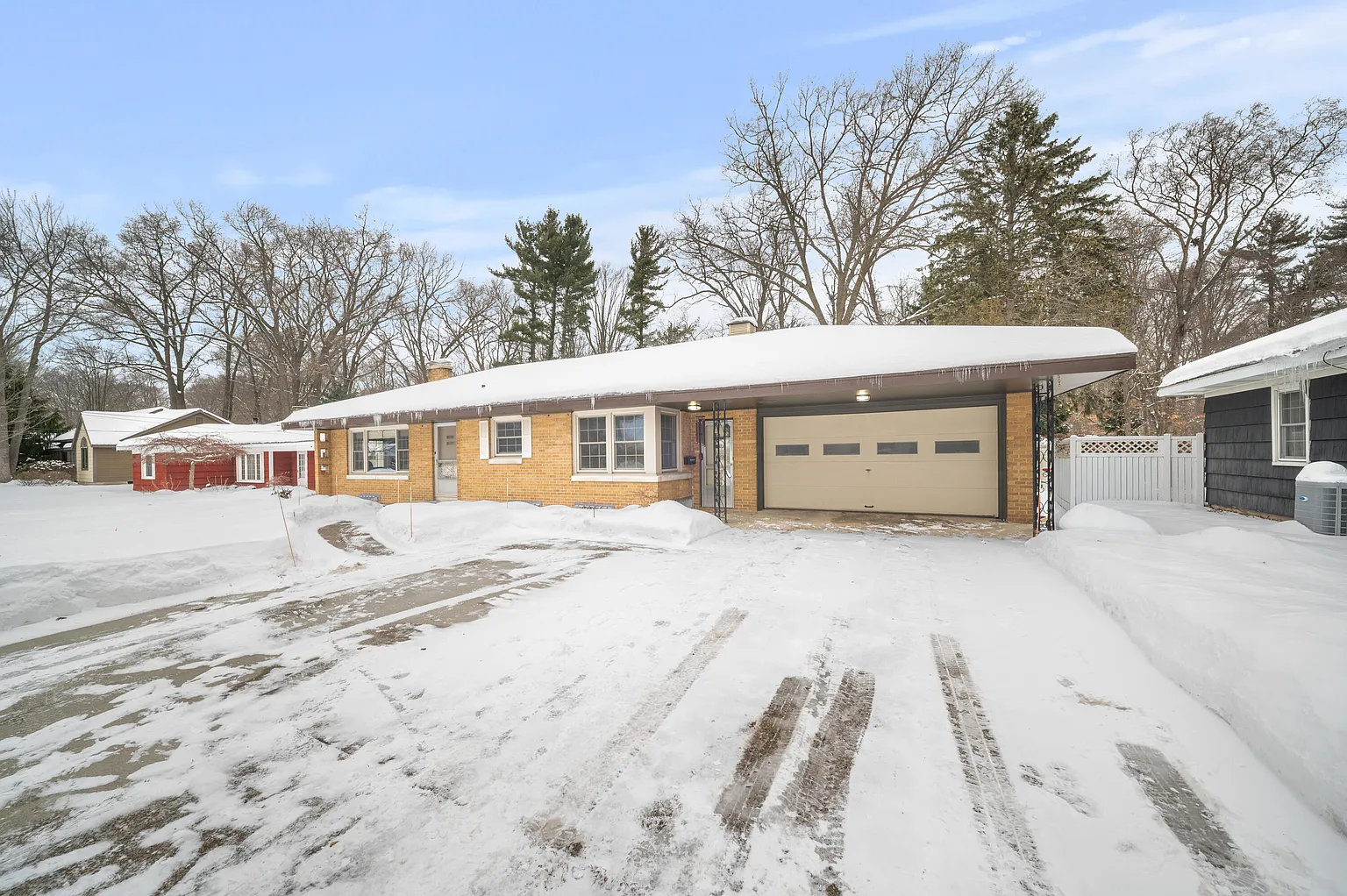 896 W Hile Rd photo 1
