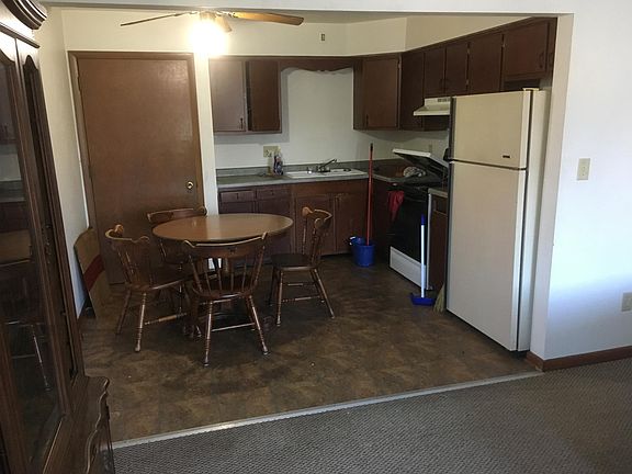 3rd image of 142 Flintridge Dr APT 2