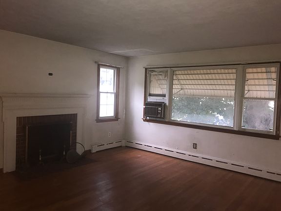 Living room with fireplace 