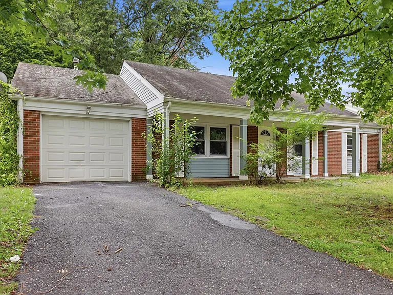 27 Glover Ln — Photo 1