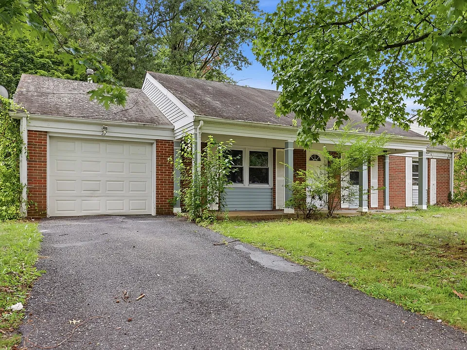 27 Glover Ln