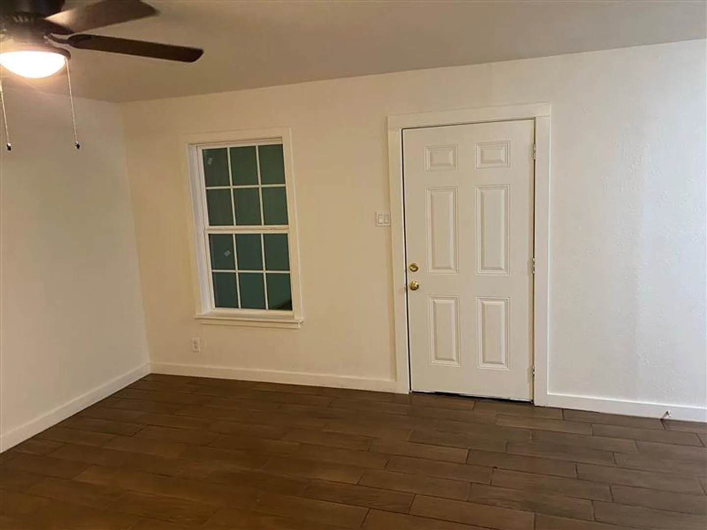 Cute 3/1 home with covered parking and large backyard — Photo 2