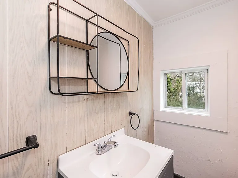 647 Arch St — Photo 16