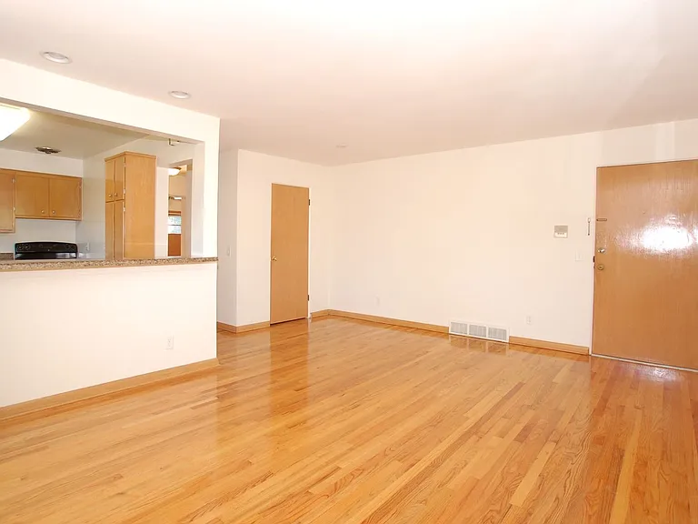 505 Midvale Ave — Photo 5