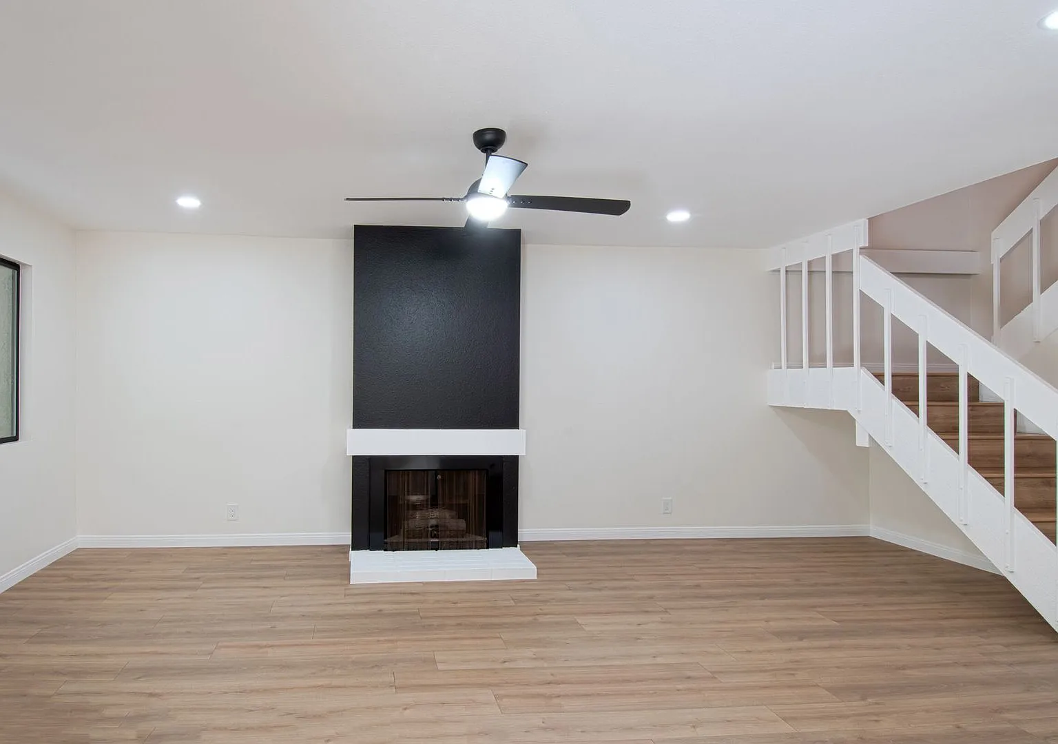 Newly Updated 3 Bed 2.5 Bath Townhouse in the Beautiful Quiet Newport Terrace Community — Photo 3