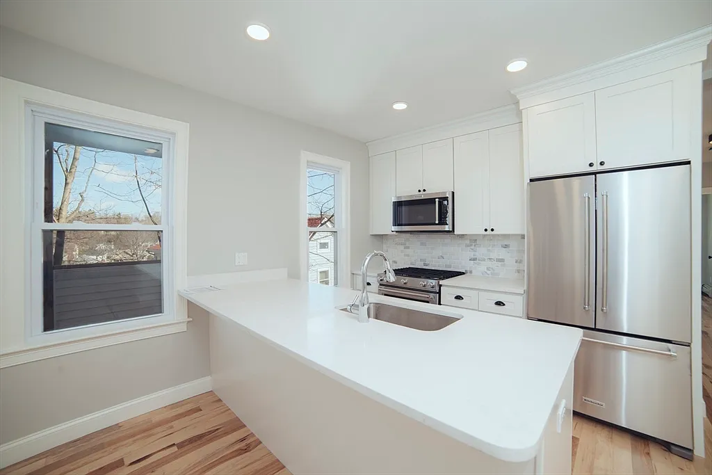 3 bed, 1.5 bath, 9999 sqft, $3,750 — Photo 4