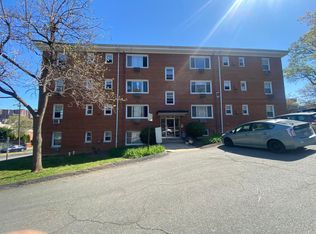 945 N Barton St APT 302, Arlington, VA 22201