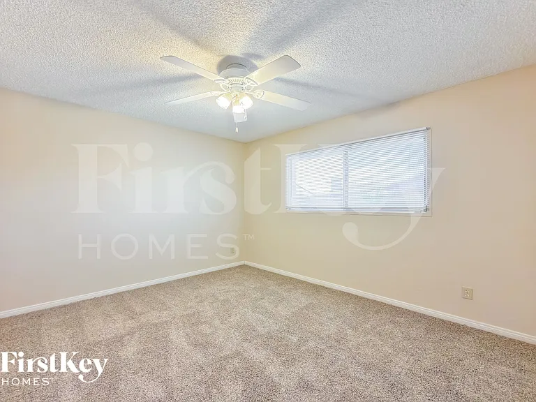 813 E Todd Dr — Photo 14