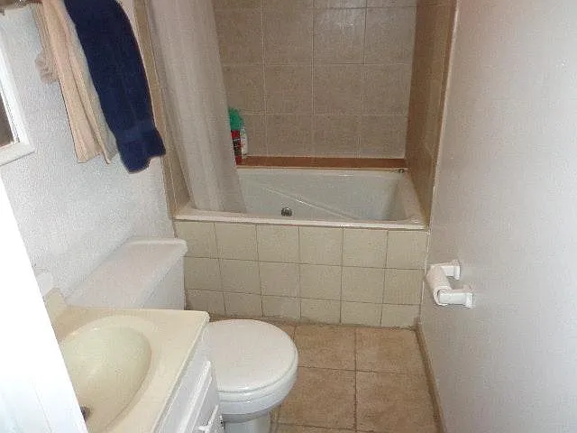 Full bath 2 w/ jet tub