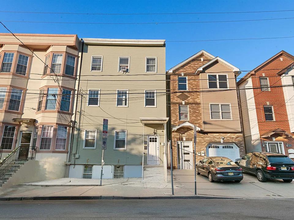 17 Ravine Ave #2