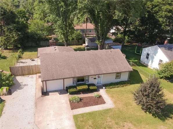 1305 NE 67th Pl, Gladstone, MO 64118