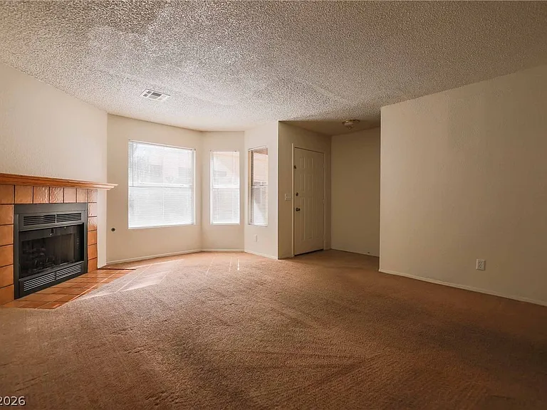 566 Kristin Ln — Photo 3