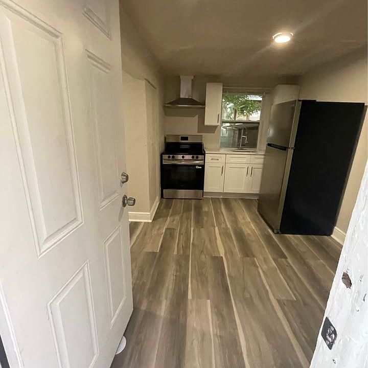 1st image of 833 37th Ave S #4