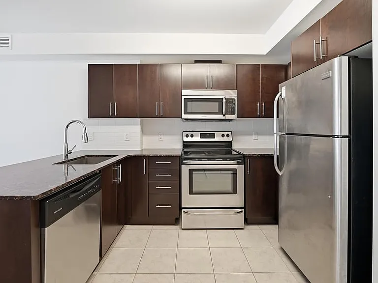 242 Rideau St #403 — Photo 3