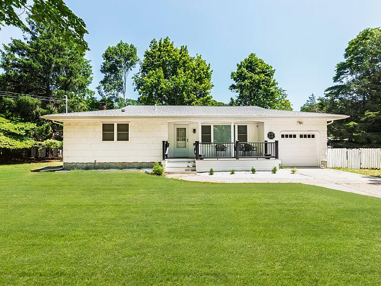 33 Richardson Ave — Photo 1